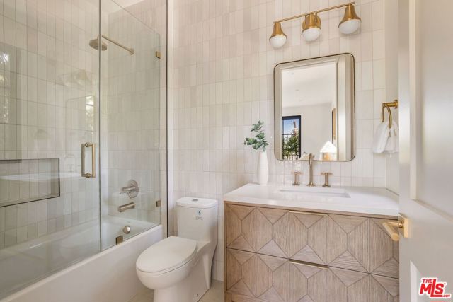 3935 Rhodes Avenue, Studio City CA: https://media.crmls.org/mediaz/dd8eb5ef-7d7b-44ff-94b0-416c8d89e4b1.jpg