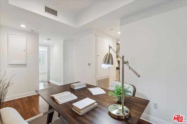261 S Reeves Drive, Beverly Hills CA: https://media.crmls.org/mediaz/dd8f4b2b-058a-4d04-a5c7-a2c8099d4a44.jpg