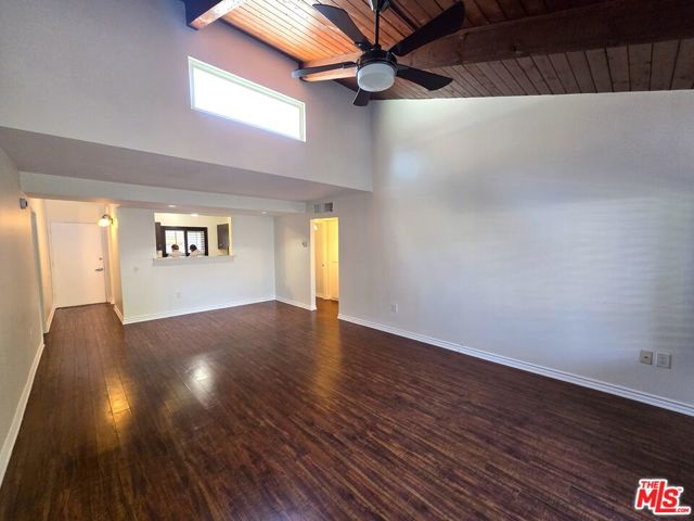 18350 Hatteras Street, Tarzana CA: https://media.crmls.org/mediaz/dd8fbf28-a79d-4820-83e2-7c68ca94141d.jpg