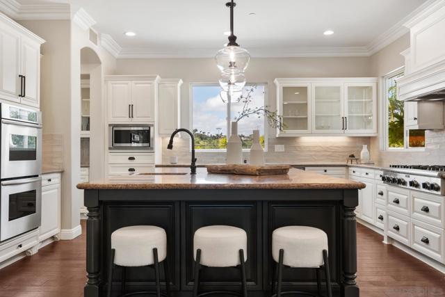 10263 Winecreek Ct, San Diego CA: https://media.crmls.org/mediaz/dd914d6d-e0a8-4509-ad99-f7c9613fd3ec.jpg
