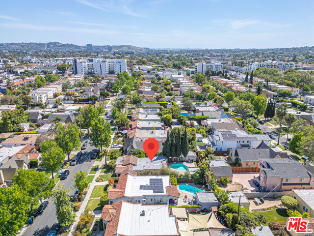 1147 S Point View Street, Los Angeles CA: https://media.crmls.org/mediaz/dd91577d-aeff-4661-82b2-a30bfa1de534.jpg
