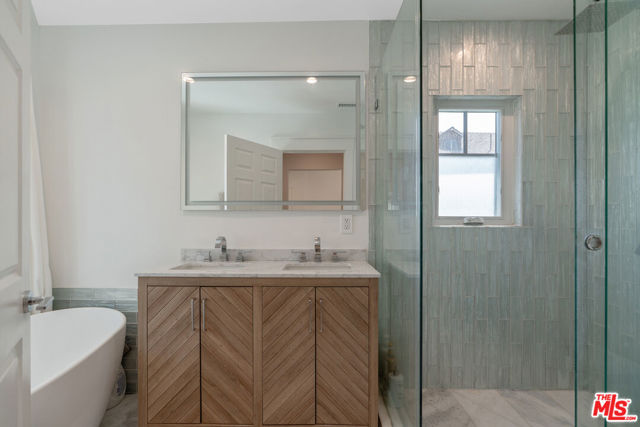 1152 S Windsor Boulevard, Los Angeles CA: https://media.crmls.org/mediaz/dd919f66-aced-4d0e-bb19-65393d4797c1.jpg
