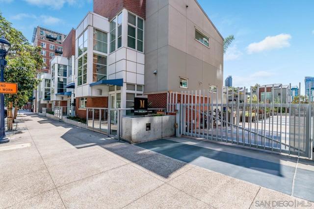 800 The Mark Ln, San Diego CA: https://media.crmls.org/mediaz/dd922a2e-042b-4666-9336-008e06cbf37b.jpg