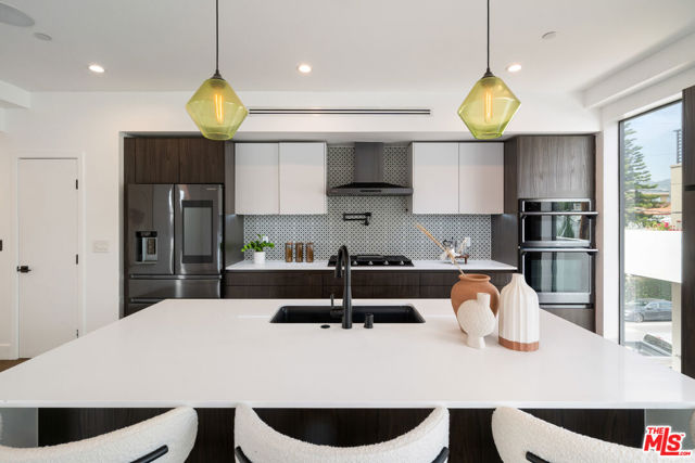 6871 Fountain Avenue, Los Angeles CA: https://media.crmls.org/mediaz/dd92f2bc-ed1e-4022-b1b9-7ef8e4e6d0f2.jpg