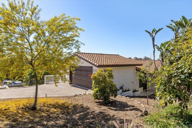 Detail Gallery Image 1 of 37 For 215 Cranston Crest, Escondido,  CA 92025 - 3 Beds | 2 Baths