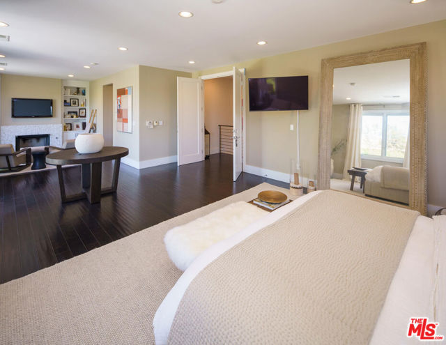 9515 Kirkside Road, Los Angeles CA: https://media.crmls.org/mediaz/dd93f906-f042-4a72-a4a3-40f88a7d7623.jpg