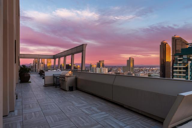 645 Front St, San Diego CA: https://media.crmls.org/mediaz/dd955566-c8e4-4fcf-94ef-a2289a338612.jpg