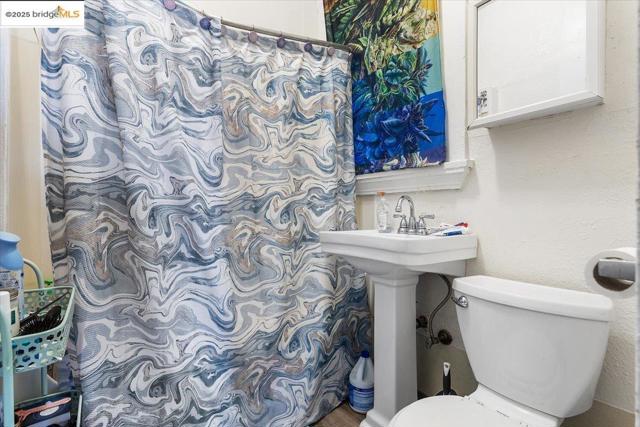 498 25th Street, Oakland CA: https://media.crmls.org/mediaz/dd955906-b92e-4798-840f-2cac1fb79202.jpg