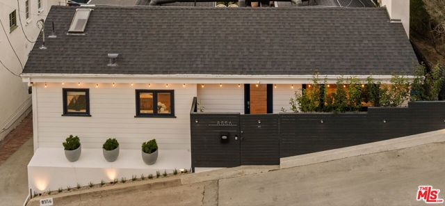 8556 Ridpath Drive, Los Angeles CA: https://media.crmls.org/mediaz/dd95e67c-9bef-4cf0-aa2b-24d6f7357341.jpg