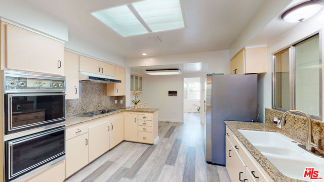 525 N Rexford Drive, Beverly Hills CA: https://media.crmls.org/mediaz/dd964d0d-9d13-4e00-bc73-855d1fee6702.jpg