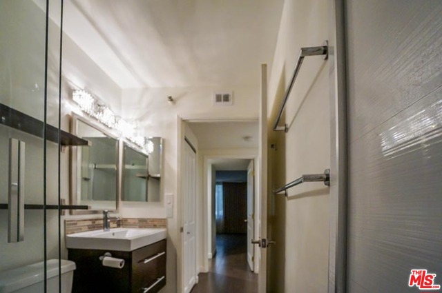 600 W 9Th Street, Los Angeles CA: https://media.crmls.org/mediaz/dd971d9a-4235-44a6-ba47-f0bdd2f290fd.jpg