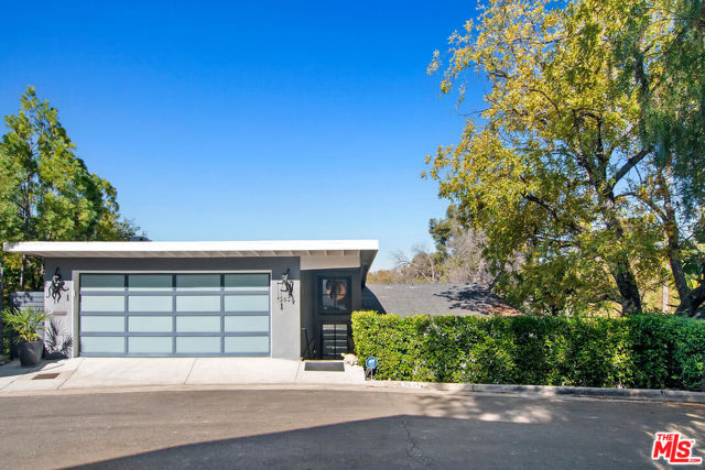 3631 Buena Park Drive, Studio City CA: https://media.crmls.org/mediaz/dd985120-fef2-4e61-83cc-009d37558d7d.jpg