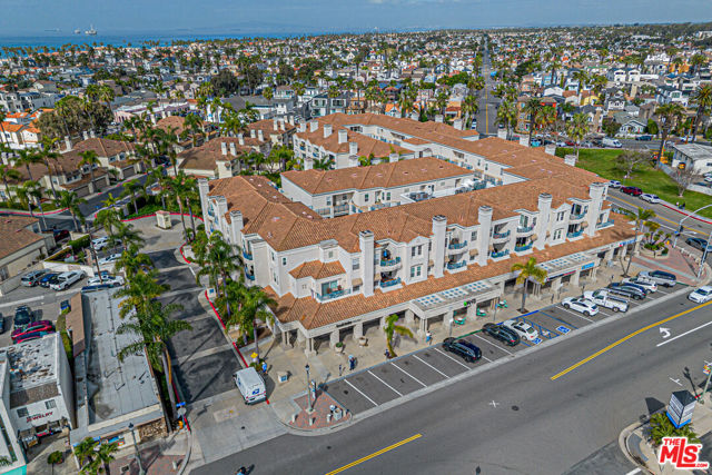 415 Townsquare Lane, Huntington Beach CA: https://media.crmls.org/mediaz/dd98bf25-2b05-4d2c-9299-49f17e86533f.jpg