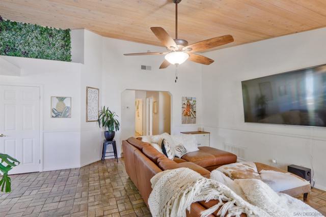 15549 Vista Vicente Dr, Ramona CA: https://media.crmls.org/mediaz/dd991bd8-2097-4ae2-8bce-3c47163ed34f.jpg