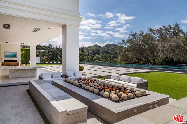 2571 Wallingford Drive, Beverly Hills CA: https://media.crmls.org/mediaz/dd994e37-dc3b-469b-9d14-9b259687d596.jpg