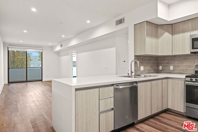 129 Kings, Los Angeles CA: https://media.crmls.org/mediaz/dd99f7aa-7478-4f0a-8ddf-57ed33512b1b.jpg