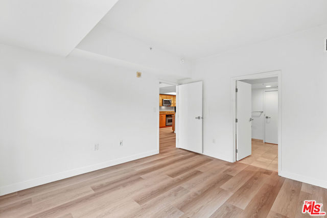 13700 MARINA POINTE Drive, Marina del Rey CA: https://media.crmls.org/mediaz/dd9b7433-3440-4037-a64b-23a8fbd849fe.jpg