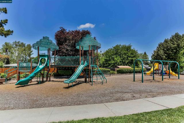 3189 Fitzpatrick Dr, Concord CA: https://media.crmls.org/mediaz/dd9be4b2-6a60-4e23-9060-3aaf578054cb.jpg