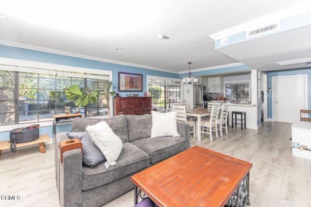 Detail Gallery Image 4 of 17 For 5021 Tilden Ave #1,  Sherman Oaks,  CA 91423 - 2 Beds | 2/1 Baths