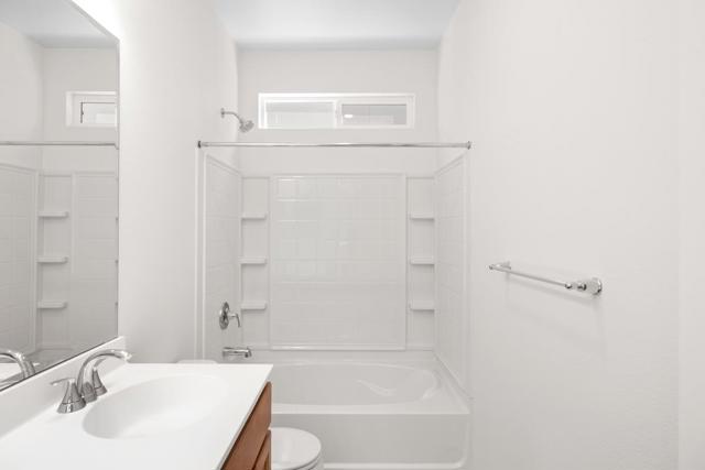 2250 Gladiola Drive, Hollister CA: https://media.crmls.org/mediaz/dd9c7f21-7a2d-47bc-9718-cc36e2aaadb9.jpg