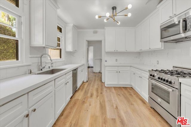 626 N Canon Drive, Beverly Hills CA: https://media.crmls.org/mediaz/dd9cee73-32f4-4a6b-a003-8ae11123a267.jpg
