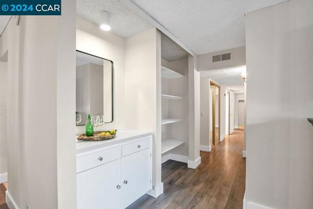 490 N Civic Drive, Walnut Creek CA: https://media.crmls.org/mediaz/dd9d3cf6-a781-4d03-b41c-7a0122b1b45d.jpg