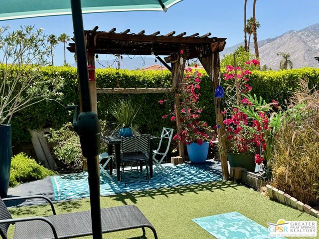 1533 N Sunflower Court, Palm Springs CA: https://media.crmls.org/mediaz/dd9d4577-f90f-4ef9-8d80-5cb9f4204f40.jpg