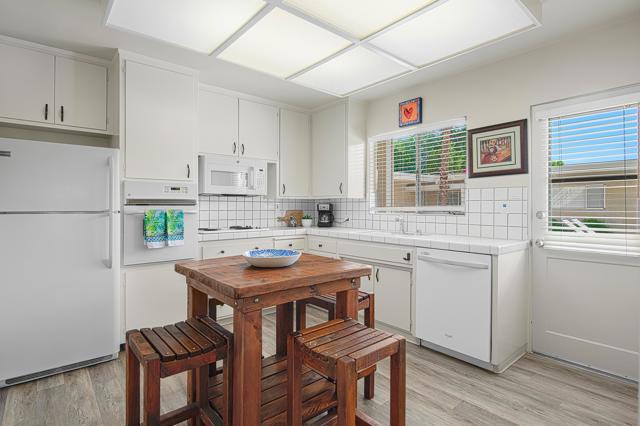 290 S San Jacinto Drive, Palm Springs CA: https://media.crmls.org/mediaz/dd9dc348-783a-485b-8692-f13c4164a830.jpg