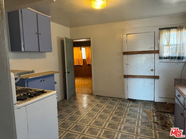 Kitchen access to Den/3rd Br