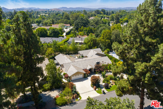 1009 Jeannette Avenue, Thousand Oaks CA: https://media.crmls.org/mediaz/dd9fc5ad-8801-4676-9993-25ced049fa34.jpg