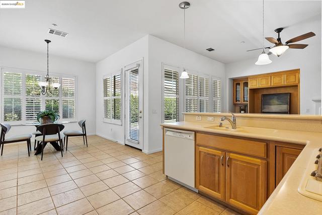 551 Quindell Way, Brentwood CA: https://media.crmls.org/mediaz/dd9fceb7-1ac3-4375-85e1-b5d6bba48c37.jpg