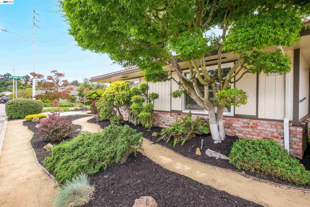 https://media.crmls.org/mediaz/dda0f2b9-26ec-4ceb-973f-75fe0833c316.jpg?preset=X-Large