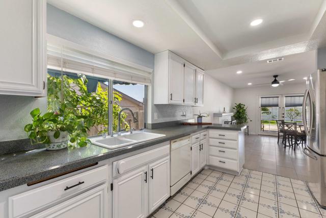 Detail Gallery Image 6 of 21 For 736 Granada Dr, Vista,  CA 92083 - 4 Beds | 2 Baths