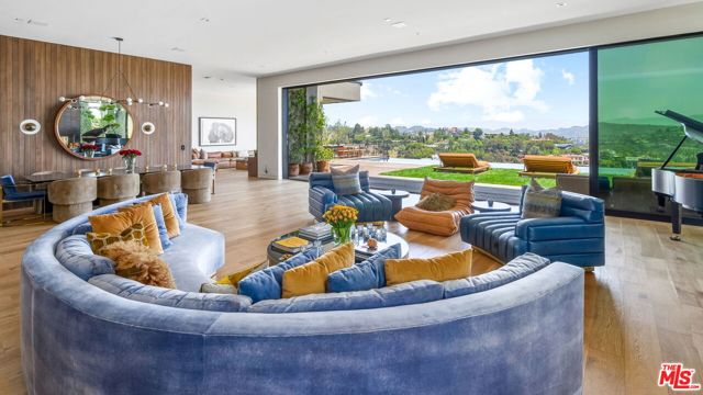 1030 Somera Road, Los Angeles CA: https://media.crmls.org/mediaz/dda17c12-6656-4bb7-b9b7-62f1c98ac69f.jpg