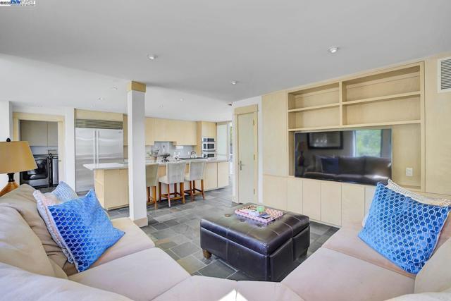 319 Tappan Ter, Orinda CA: https://media.crmls.org/mediaz/dda343a8-3a43-4853-8152-75729d60e985.jpg