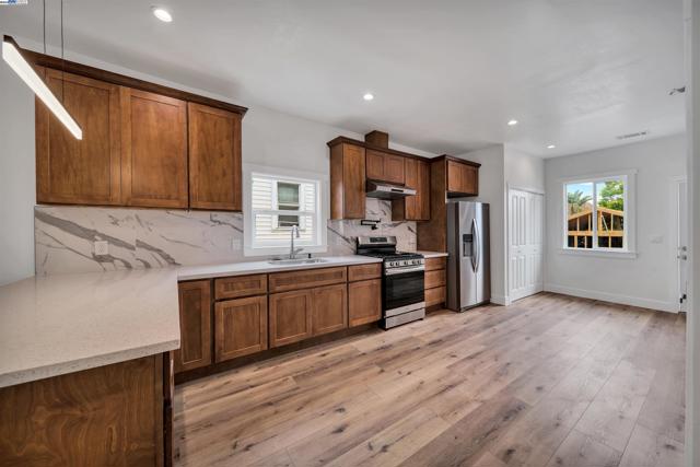 3035 Logan St, Oakland CA: https://media.crmls.org/mediaz/dda3ab09-1678-4f69-aa57-d0efdf206d8f.jpg