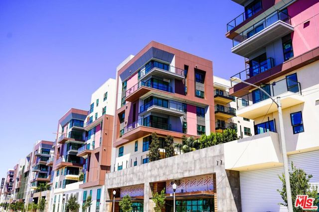 800 N Front Street, Burbank CA: https://media.crmls.org/mediaz/dda47db0-13e5-41ae-9b95-44de30dab987.jpg