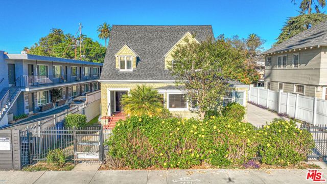 921 W 30th Street, Los Angeles CA: https://media.crmls.org/mediaz/dda5f7ee-54f9-4138-9ed2-ed1558c43b2d.jpg