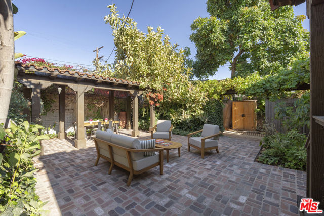 3010 11th Avenue, Los Angeles CA: https://media.crmls.org/mediaz/dda5f827-f513-40f2-8f12-c272c0854a2c.jpg