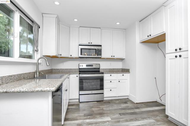 317 Lorenz Dr, Oakley CA: https://media.crmls.org/mediaz/dda67785-d02e-4aa6-aad2-a5c39bdcf4fe.jpg