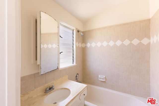 306 AMALFI Drive, Santa Monica CA: https://media.crmls.org/mediaz/dda6c530-281e-4841-99a0-863b588a2d6e.jpg