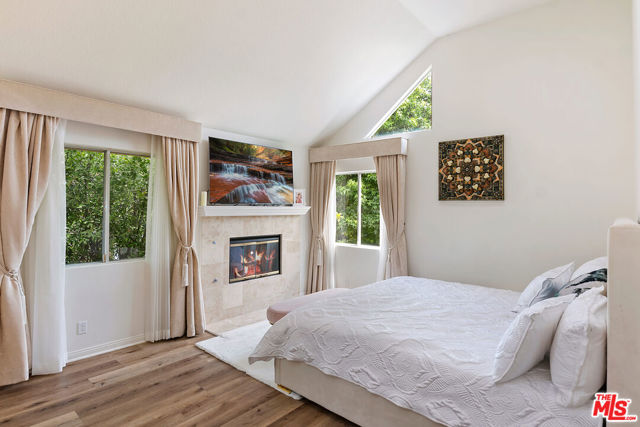 18730 Hatteras Street, Tarzana CA: https://media.crmls.org/mediaz/dda6f0ae-fc5c-4903-bfca-57e572d4a390.jpg