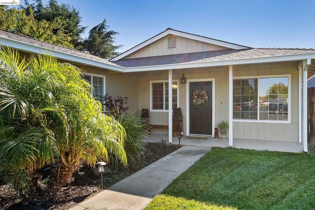 4855 Edgewood Ct, Oakley CA: https://media.crmls.org/mediaz/dda745a4-f42b-4522-ab5e-3687c7391b21.jpg