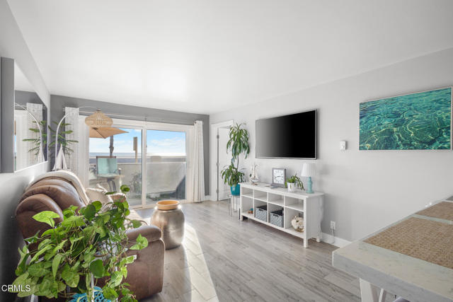 275 E Surfside Drive, Port Hueneme CA: https://media.crmls.org/mediaz/dda81541-1ad5-4a72-baf3-18f103ecfcf8.jpg