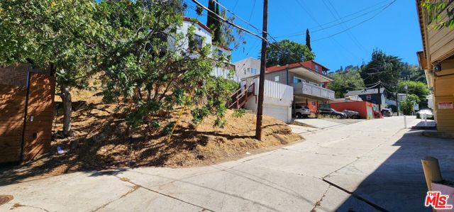 3643 Fredonia Drive, Los Angeles CA: https://media.crmls.org/mediaz/dda9687a-220e-4f01-9967-8934f61bc5db.jpg