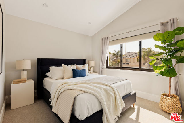 6592 Kentwood Bluffs Drive, Los Angeles CA: https://media.crmls.org/mediaz/dda9b0de-4525-4b31-94c7-c7951d1ea931.jpg