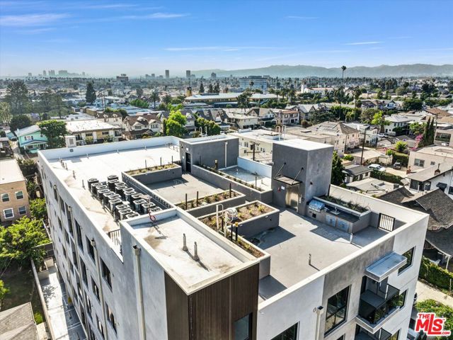 1537 S Wilton Place, Los Angeles CA: https://media.crmls.org/mediaz/dda9d0a0-d404-42e8-9832-9fb64404bfa0.jpg