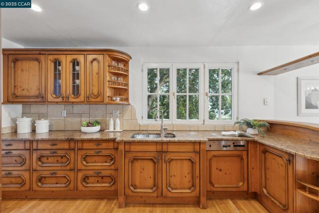 40 Las Palomas, Orinda CA: https://media.crmls.org/mediaz/ddab4d49-38f8-41ae-a7aa-554f182aa35a.jpg