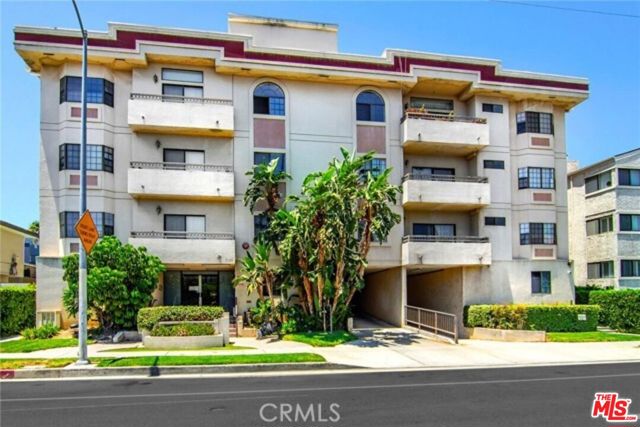 5319 Lindley Avenue, Tarzana CA: https://media.crmls.org/mediaz/ddac4d67-e5be-47a7-8d48-937ca503d1ac.jpg