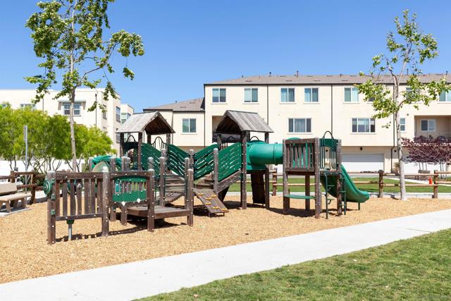 5402 Sand Arch Ln 199, San Diego CA: https://media.crmls.org/mediaz/ddac56c0-c2b4-47c2-a67c-53451539b909.jpg